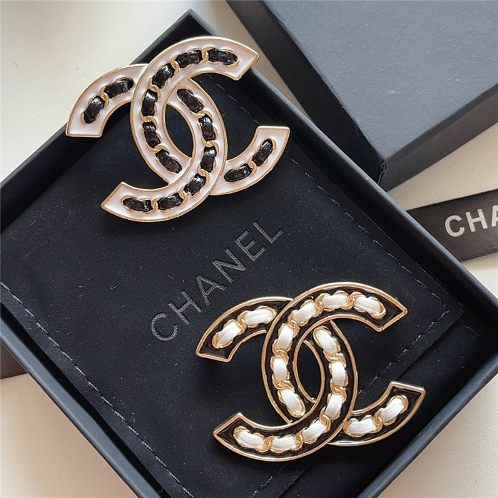 Ch**el Cc Brooch White With Black Interwoven Chain Pattern