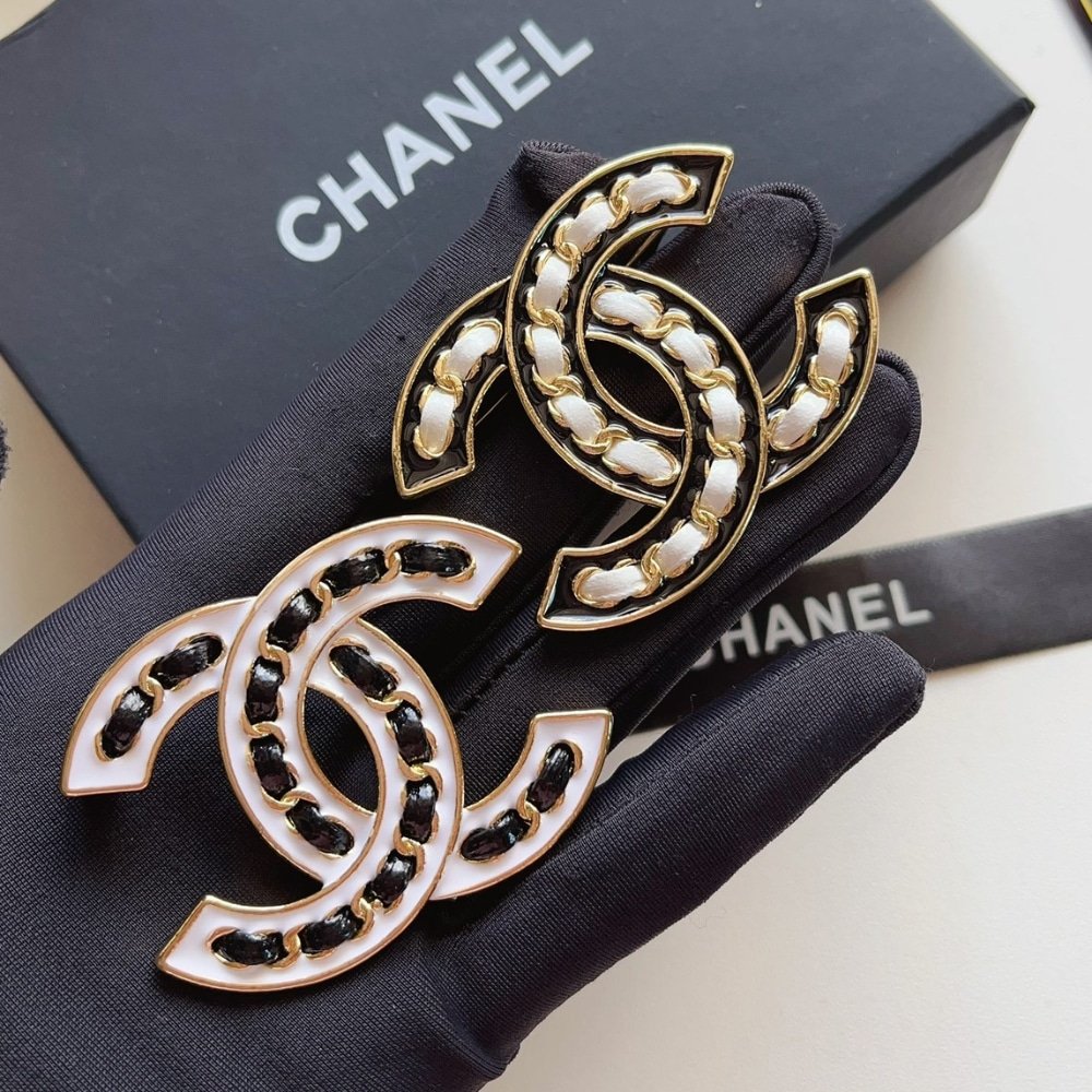 Ch**el Cc Brooch White With Black Interwoven Chain Pattern