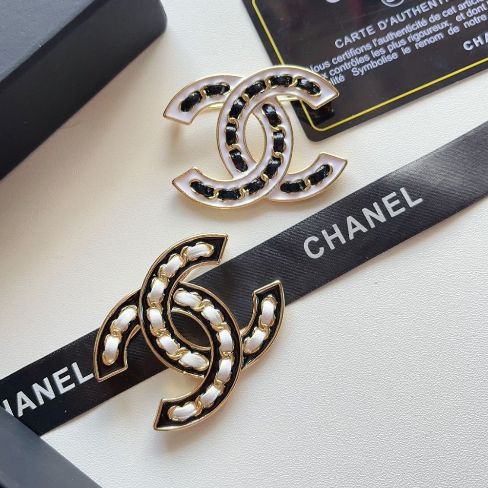 Ch**el Cc Brooch White With Black Interwoven Chain Pattern