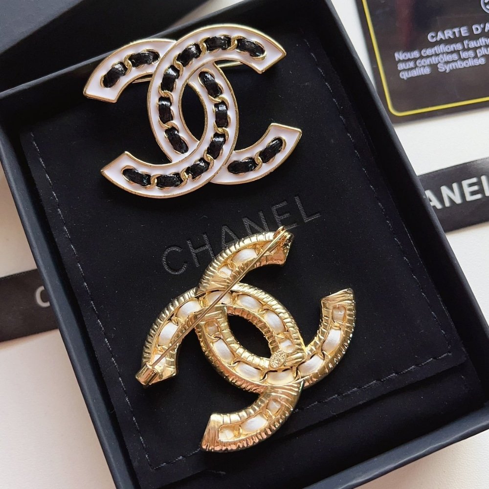 Ch**el Cc Brooch White With Black Interwoven Chain Pattern