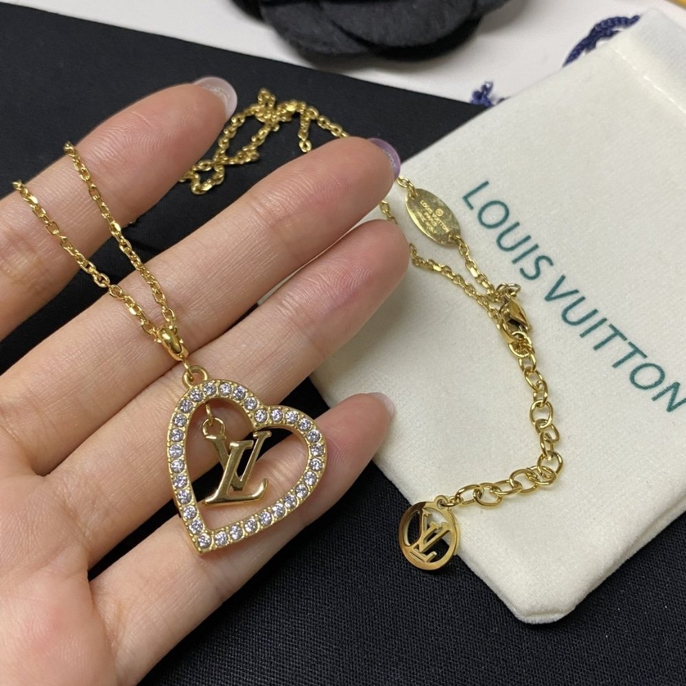 L0vis Vvtt0n My Lv Heart Necklace Gold Tone M02389