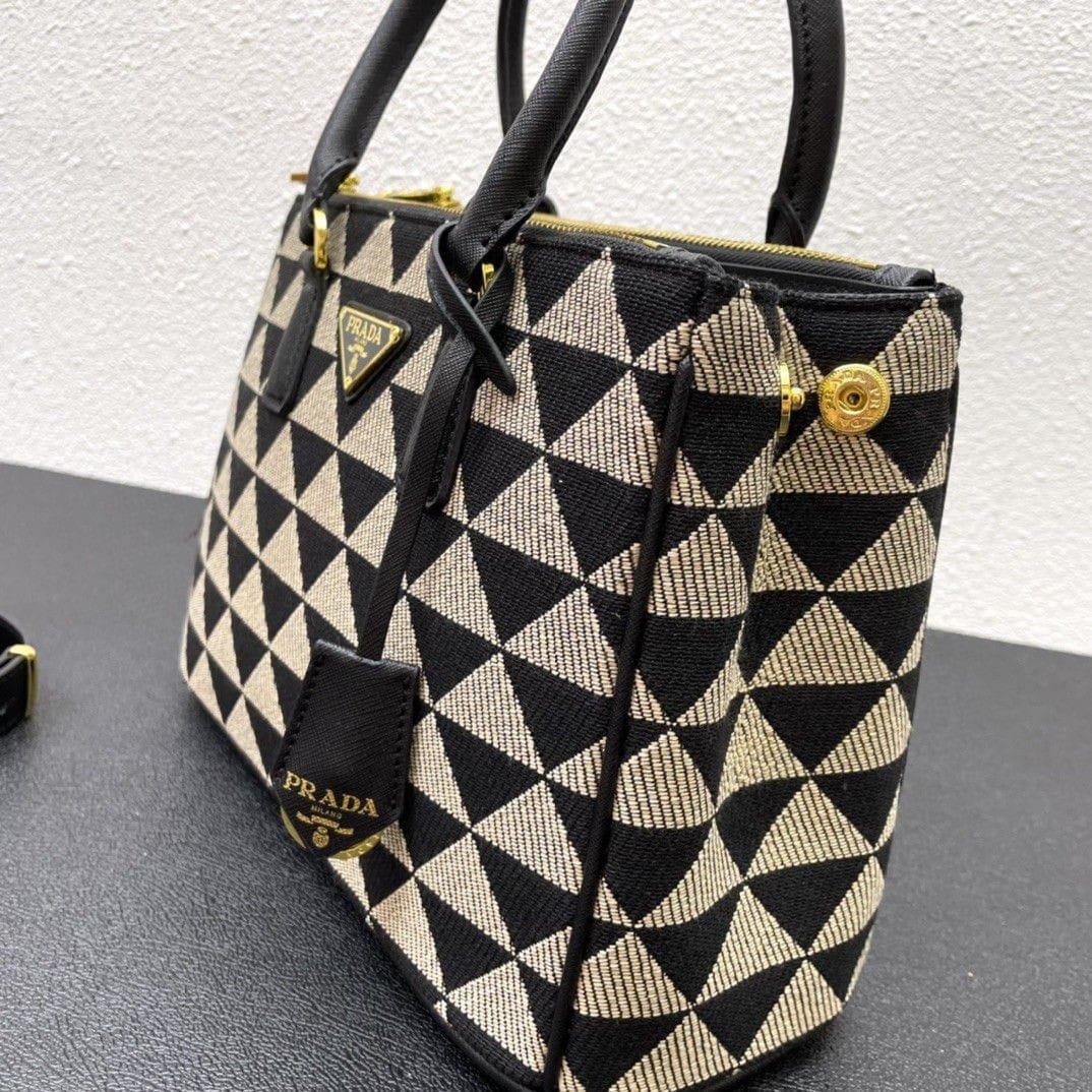 [S*per Vip 1:1] Pra*a Galleria Medium Symbole Embroidered Fabric Bag Black And Beige 28Cm 1Ba863 2Fkl F0Y30 V Ooo